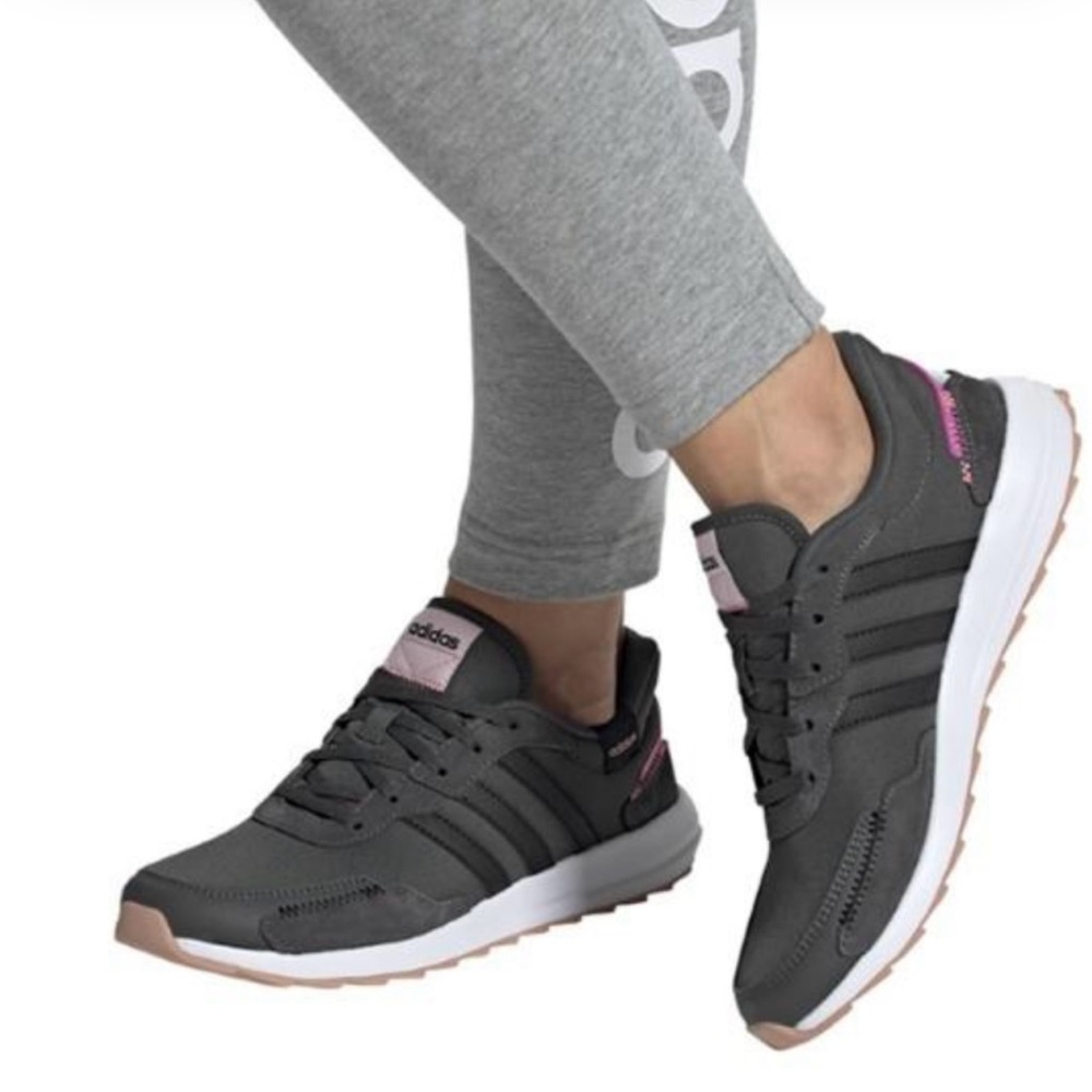 New! adidas Women's Retrorun
Running course A pied Sneakers size 9.5